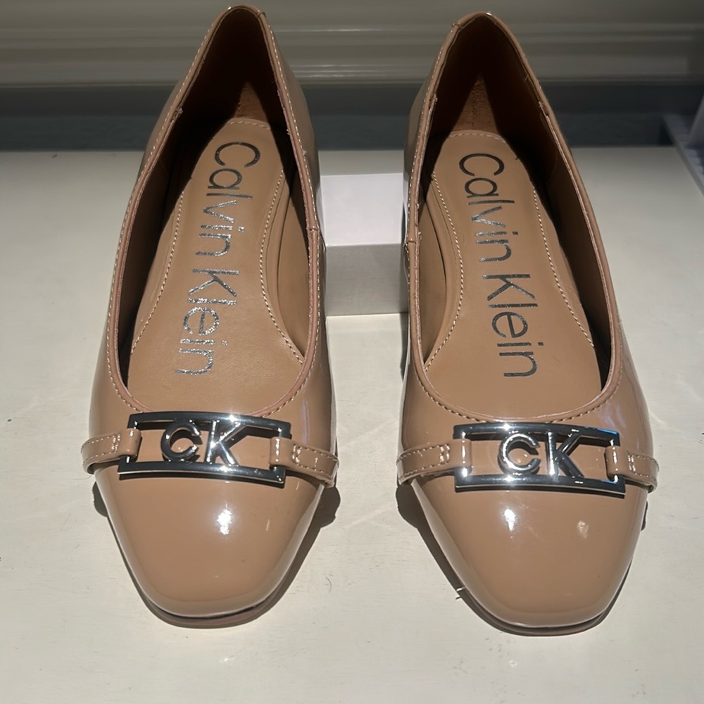 Brand new flat shoes that never goes out style.